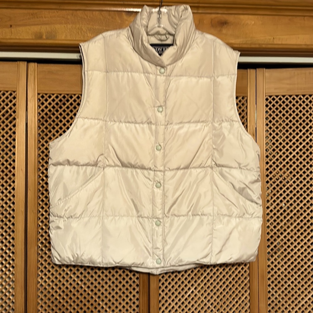 Women’s Lands’ End quilted puffer vest, in light tan, XL (18).   (507)